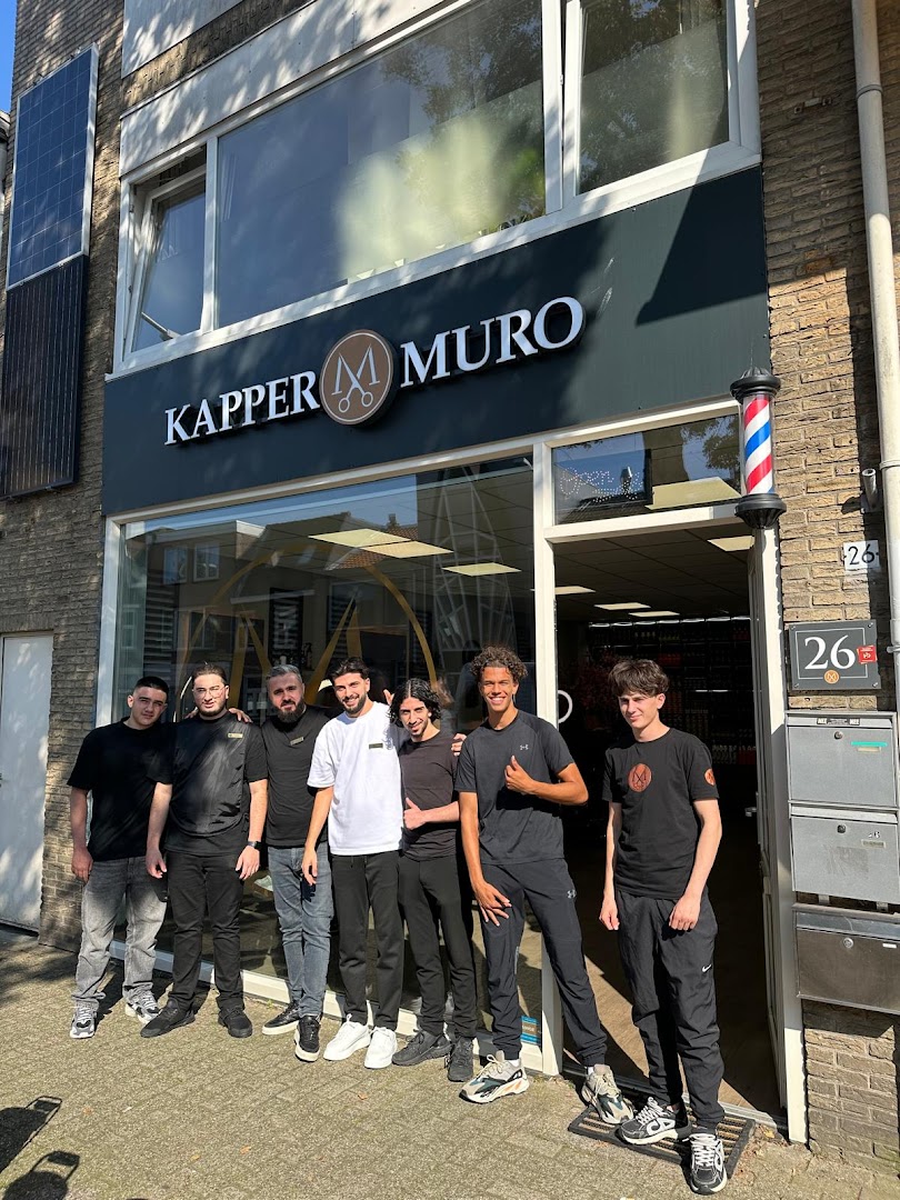 Het team van Kapper Muro voor de zaak