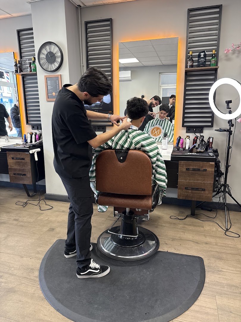 Barber aan het werk in de stoel
